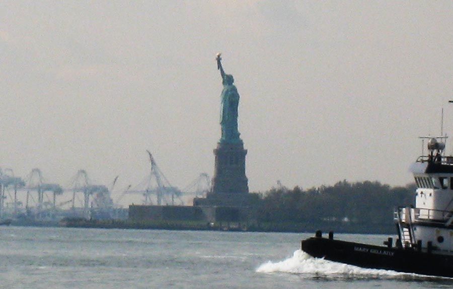 Estatua de la Libertad vista desde el agua en Nueva York