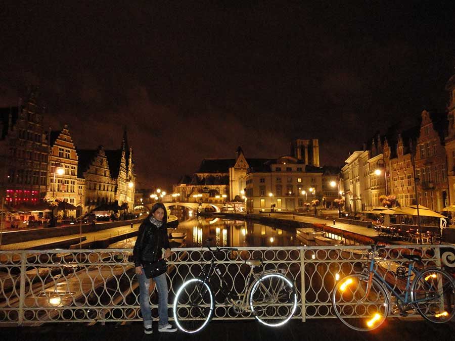 Edificios históricos iluminados en Gante