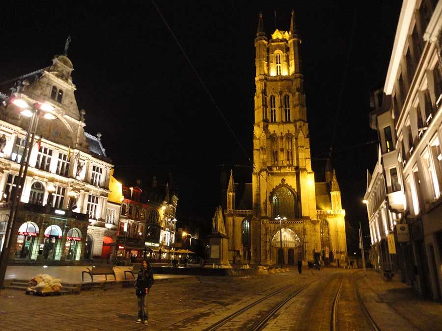 Canales de Gante reflejando sus edificios por la noche