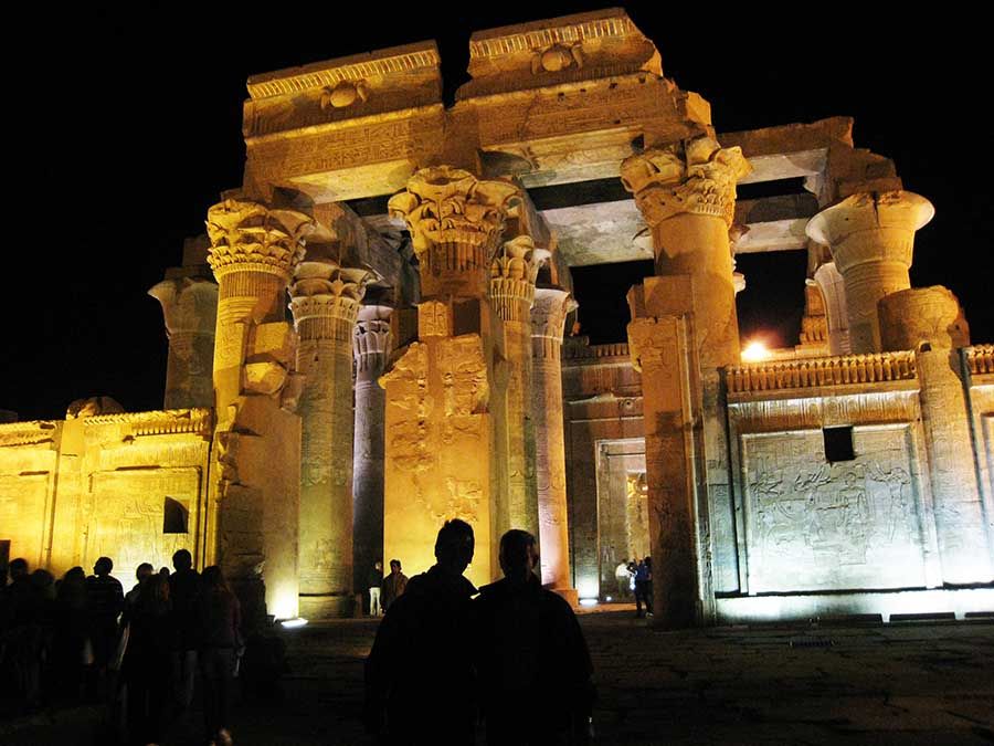 Templo egipcio iluminado durante el crucero por el Nilo