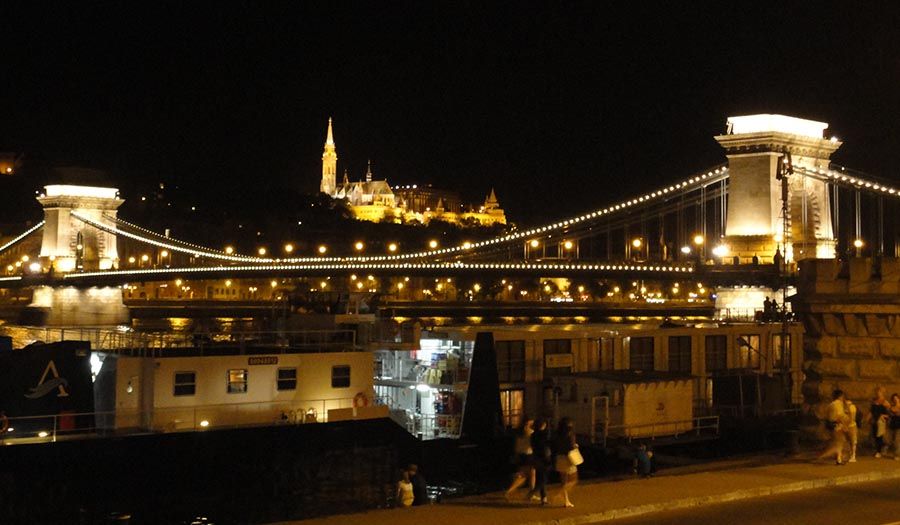 Budapest iluminada junto al río Danubio