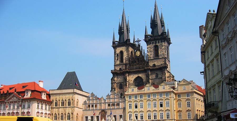 Plaza de la Ciudad Vieja de Praga iluminada