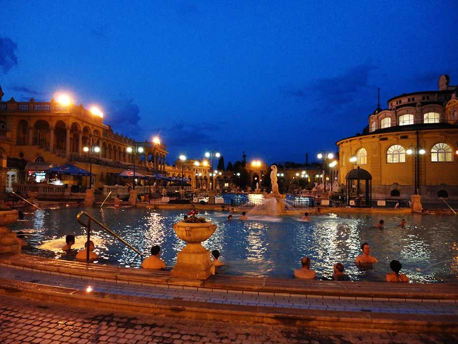 Piscinas exteriores de los baños Széchenyi