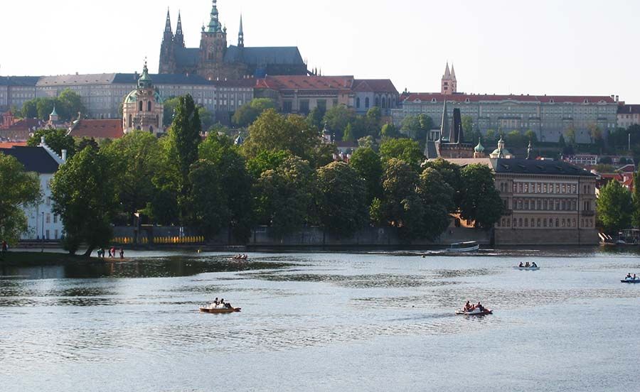 Praga vista desde un paseo por el río Moldava