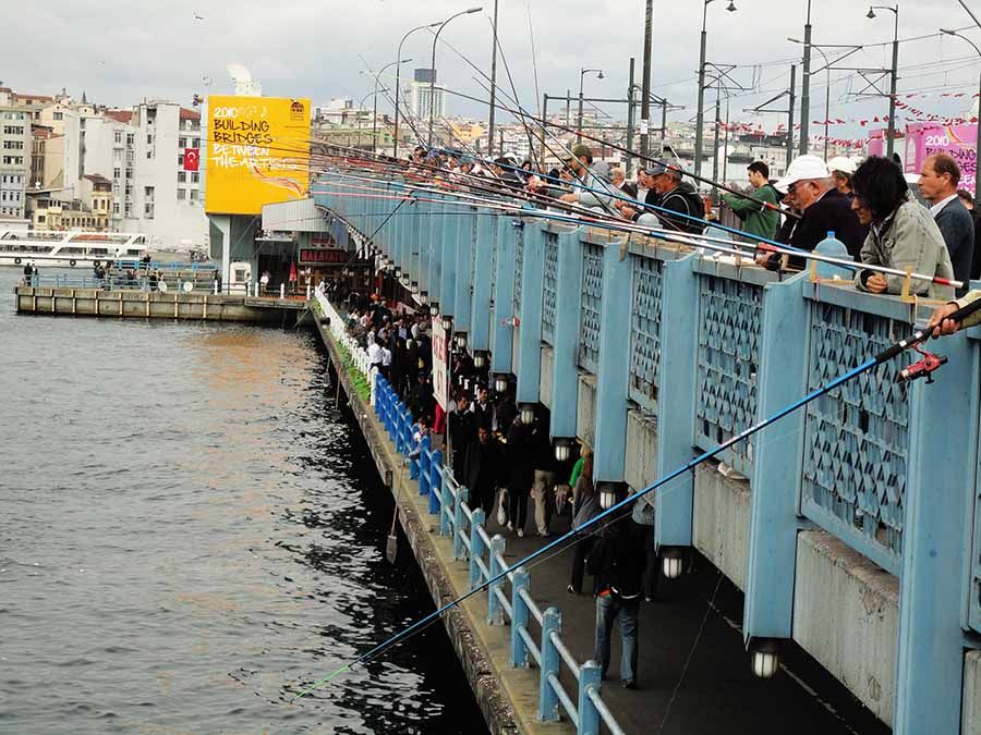 Pescadores sobre el puente de Gálata