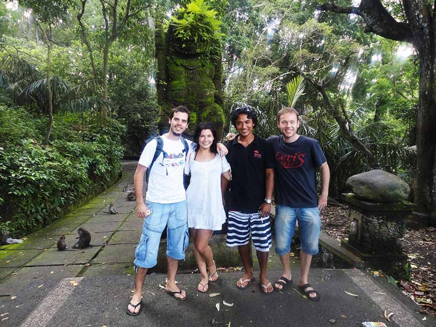 Monos en Alas Kedaton durante una ruta por Bali