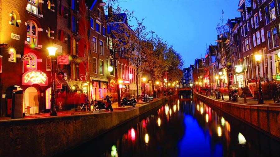 Barrio Rojo de Ámsterdam por la noche