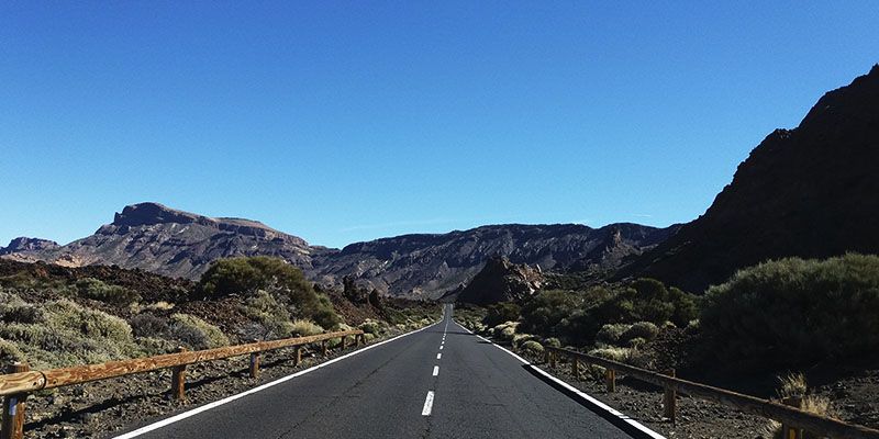 Carretera entre las formaciones volcánicas del Teide