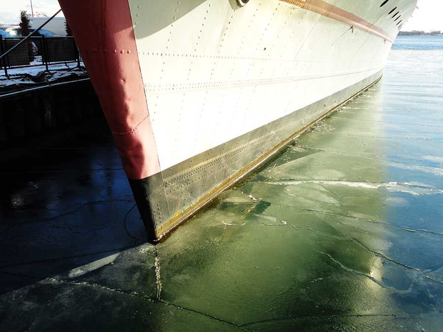 Lago Ontario helado durante el invierno en Toronto