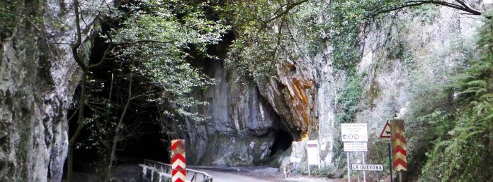 ¿Un pueblo a través de una cueva?