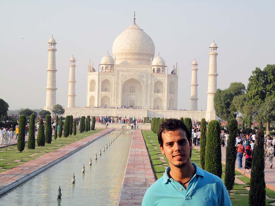 Vista frontal del Taj Mahal en Agra