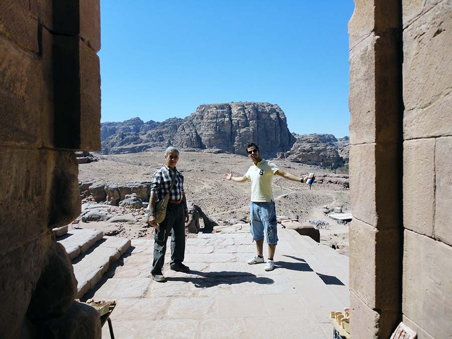 Campamento y paisaje nocturno cerca de Wadi Rum