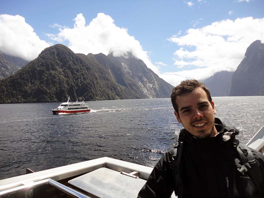 Crucero entre las montañas de Milford Sound