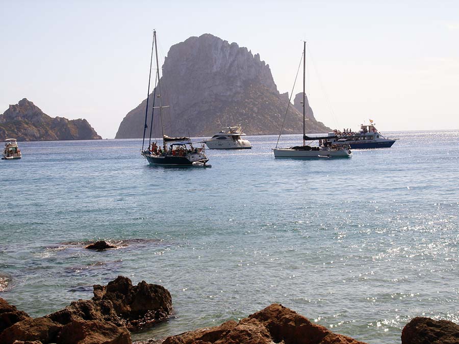 Amigos disfrutando de un viaje a Ibiza