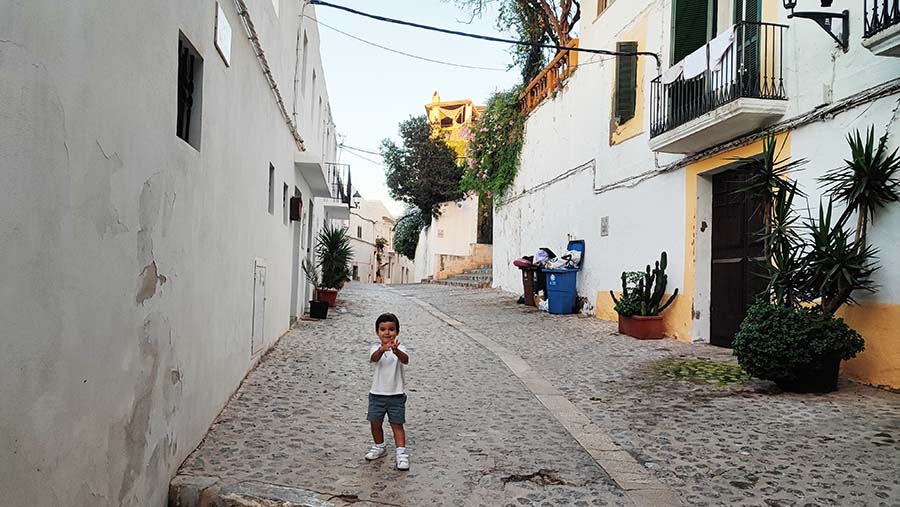 Calles blancas del barrio de Dalt Vila en Ibiza