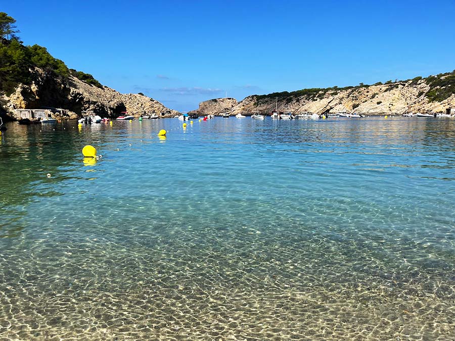 Cala Vedella y sus aguas tranquilas en Ibiza