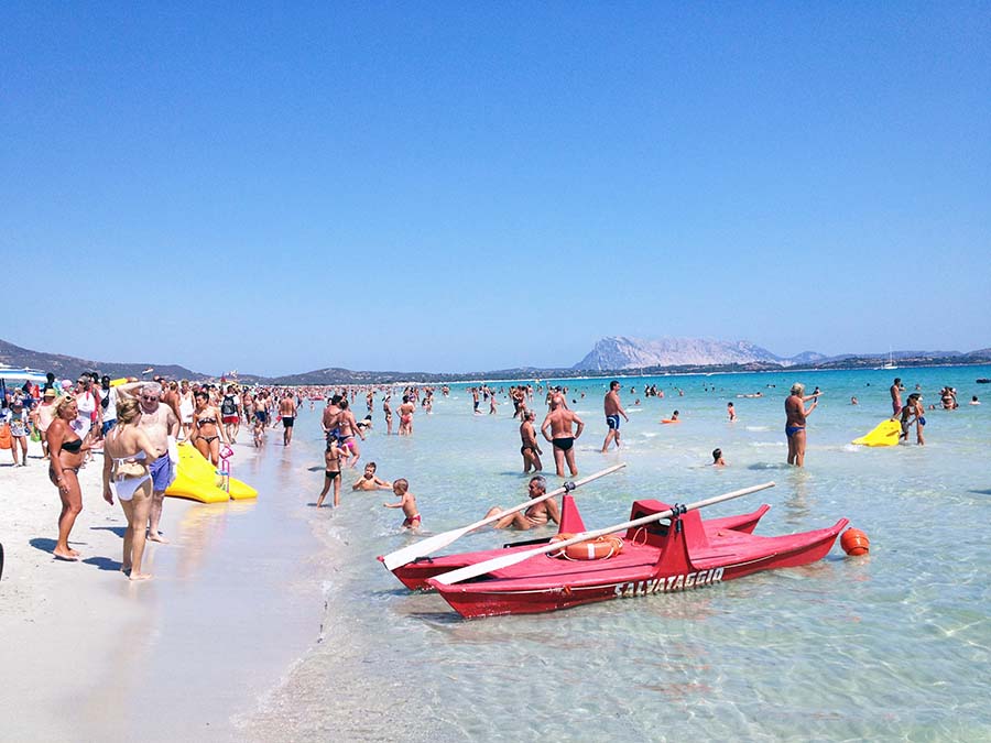 Playa de aguas transparentes cerca de Alghero