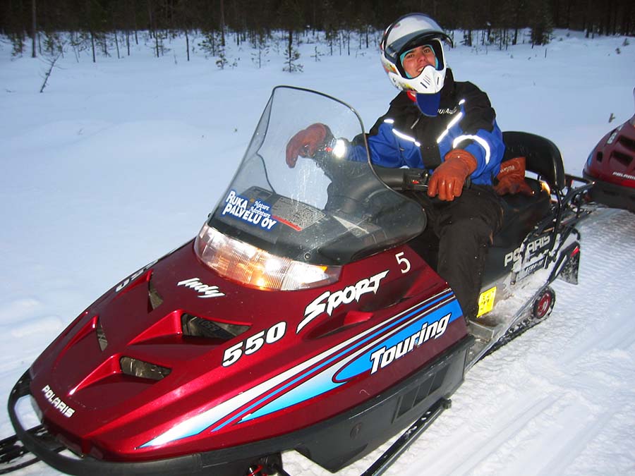 Ruta en moto de nieve por lagos helados de Laponia