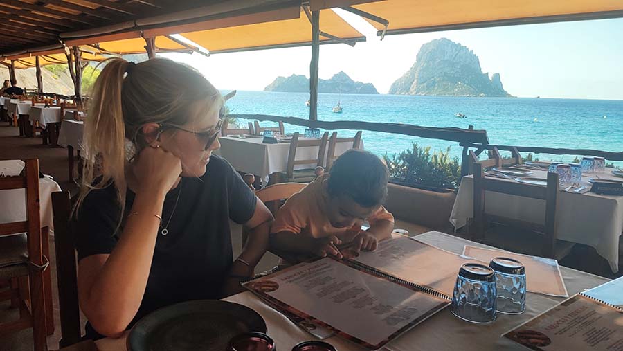 Comer frente a Es Vedrà en Cala d’Hort, Ibiza