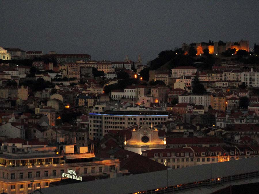 Lisboa iluminada durante la noche