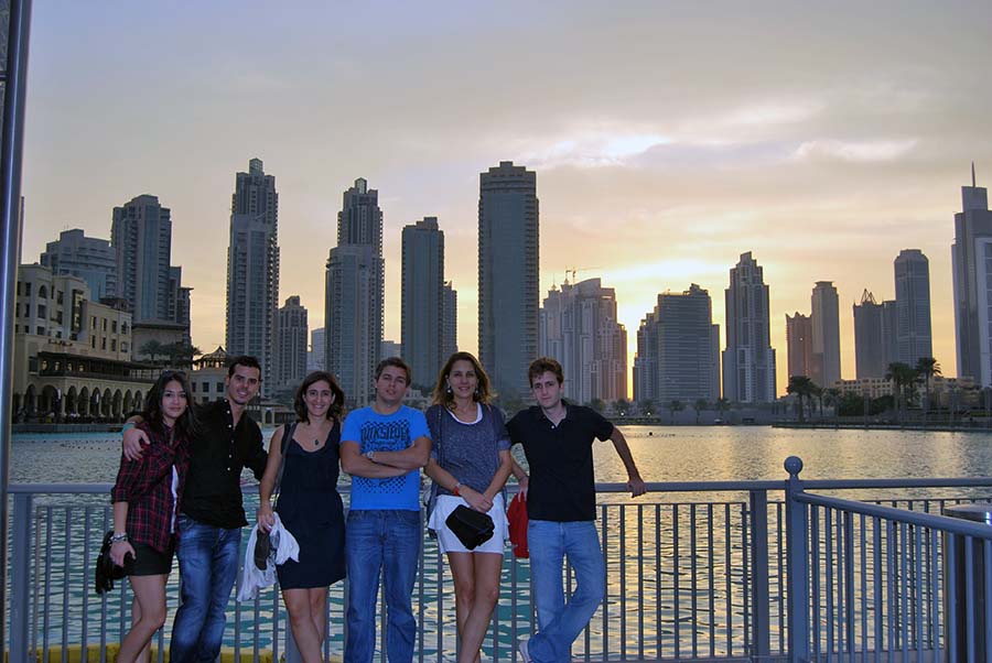 Fuentes de Downtown Dubai y Burj Khalifa iluminado