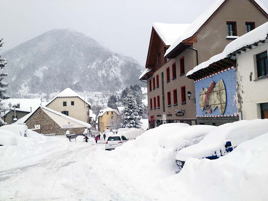Día de nubes y nieve en la estación de Formigal