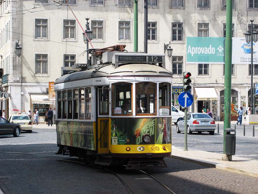 Tranvía tradicional recorriendo las calles de Lisboa