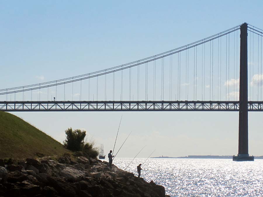 Puente 25 de Abril sobre el río Tajo en Lisboa