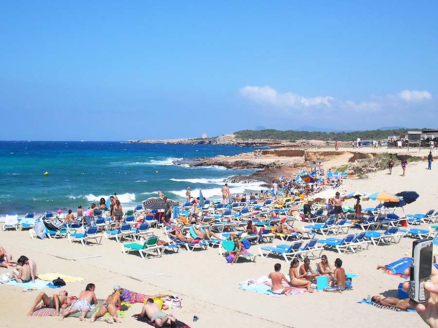 Día de playa en familia en Ibiza
