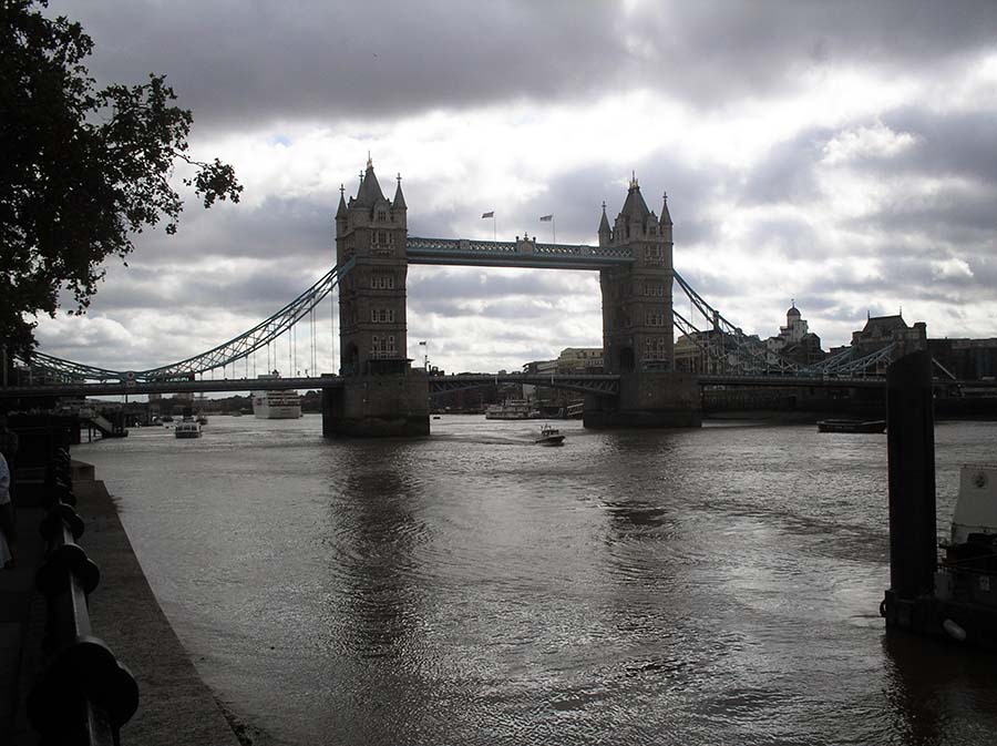 Tower Bridge visto desde la ribera del Támesis