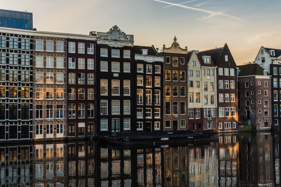 Canales y arquitectura tradicional de Ámsterdam