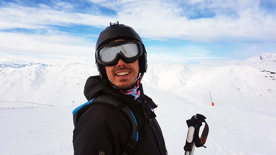 Esquiando en Baqueira Beret en un día despejado