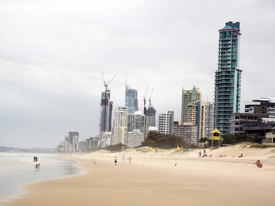 Playa y rascacielos de Surfers Paradise