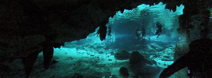 Buceo en cenotes (México)