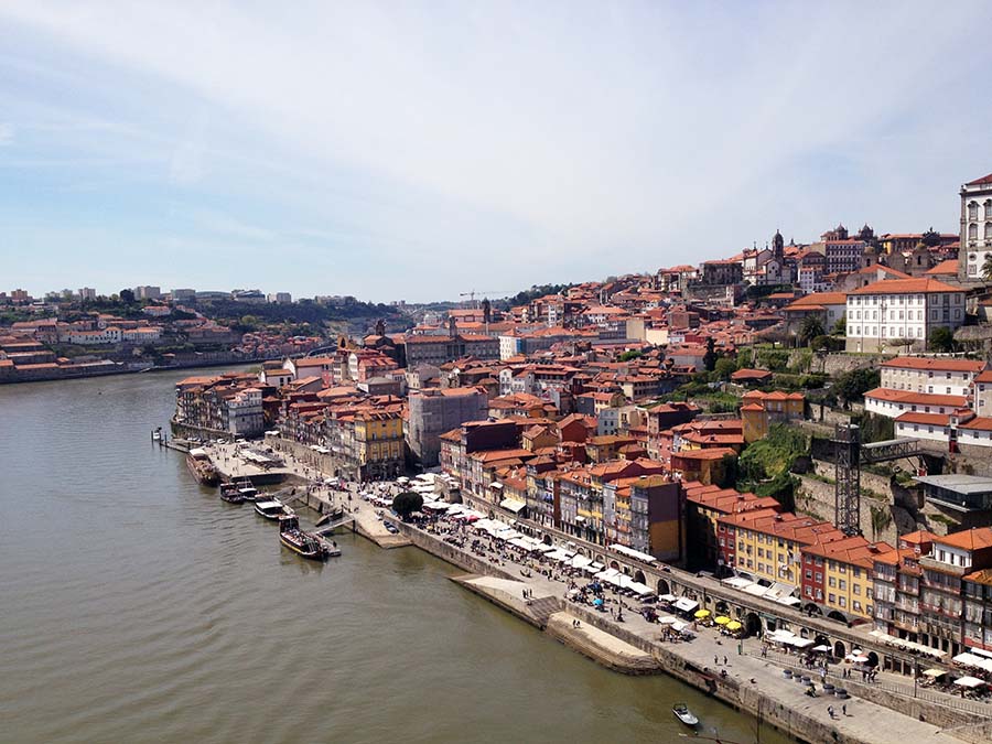 Panorámica de la Ribeira de Oporto y el río Duero