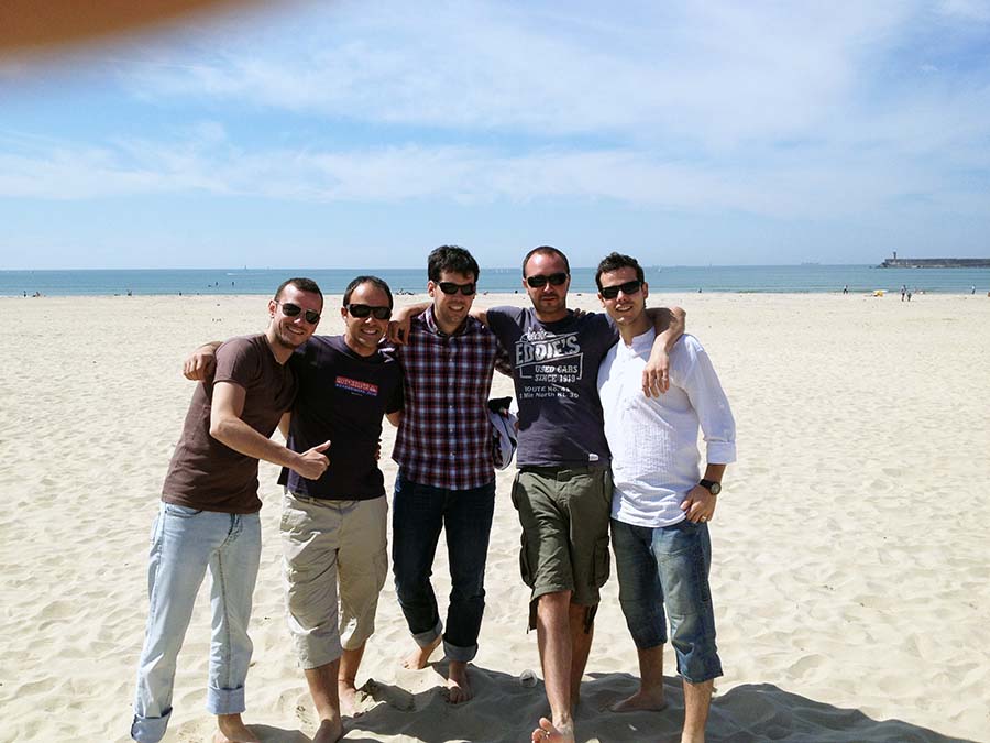 Amigos en la playa durante la escapada a Oporto