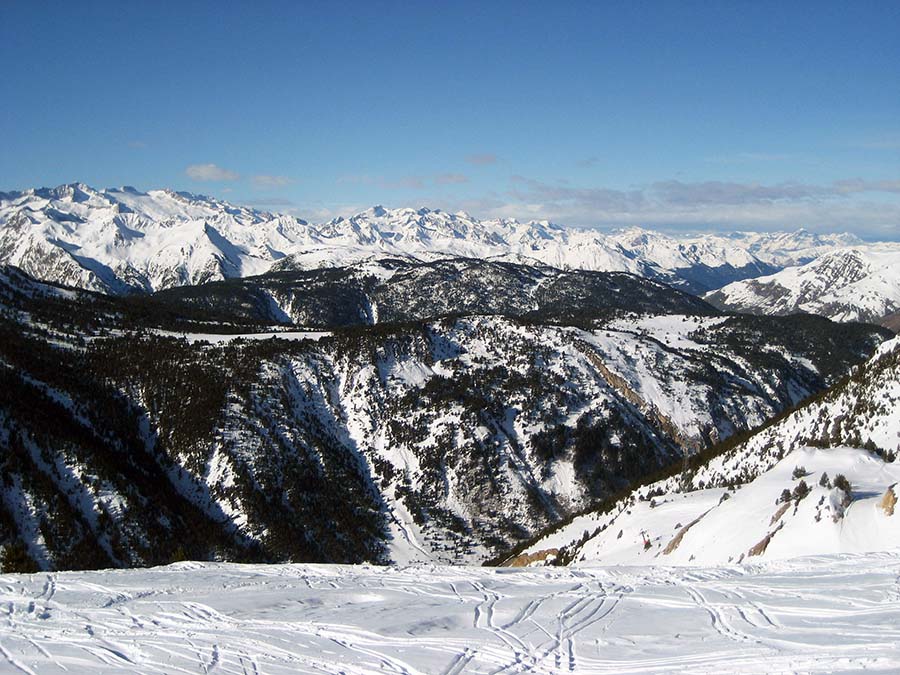 Montañas nevadas del Valle de Arán desde Baqueira Beret