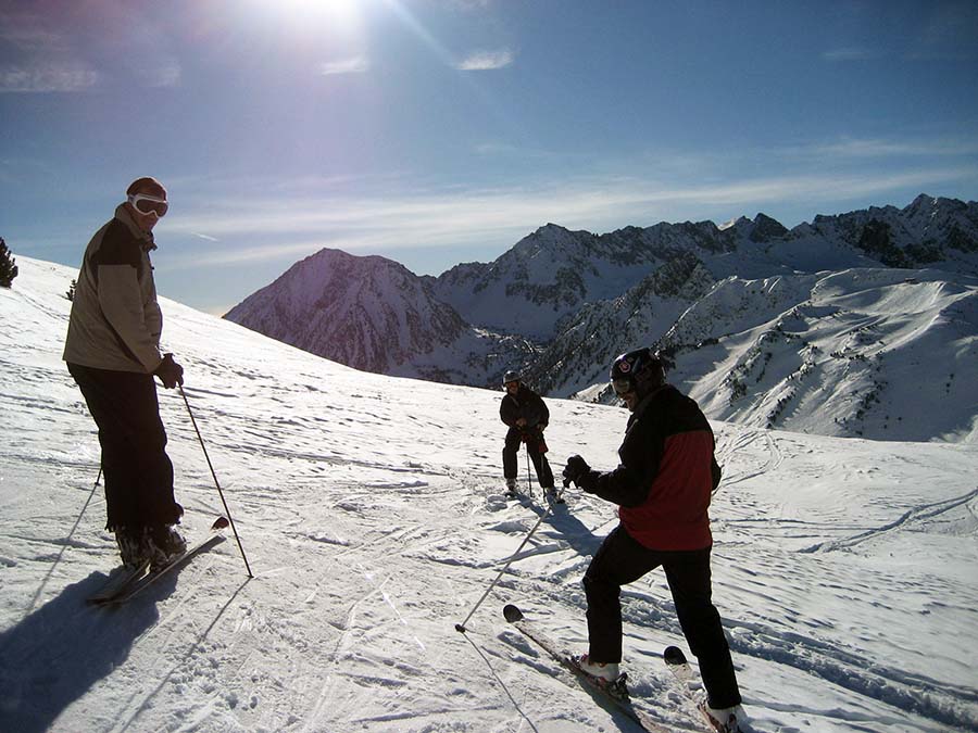 Esquiadores en las pistas altas de Baqueira Beret