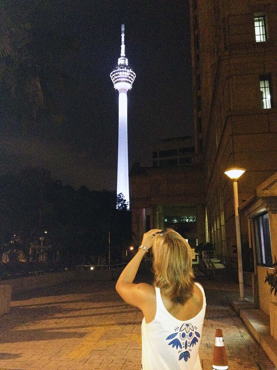 Menara KL iluminada en Kuala Lumpur