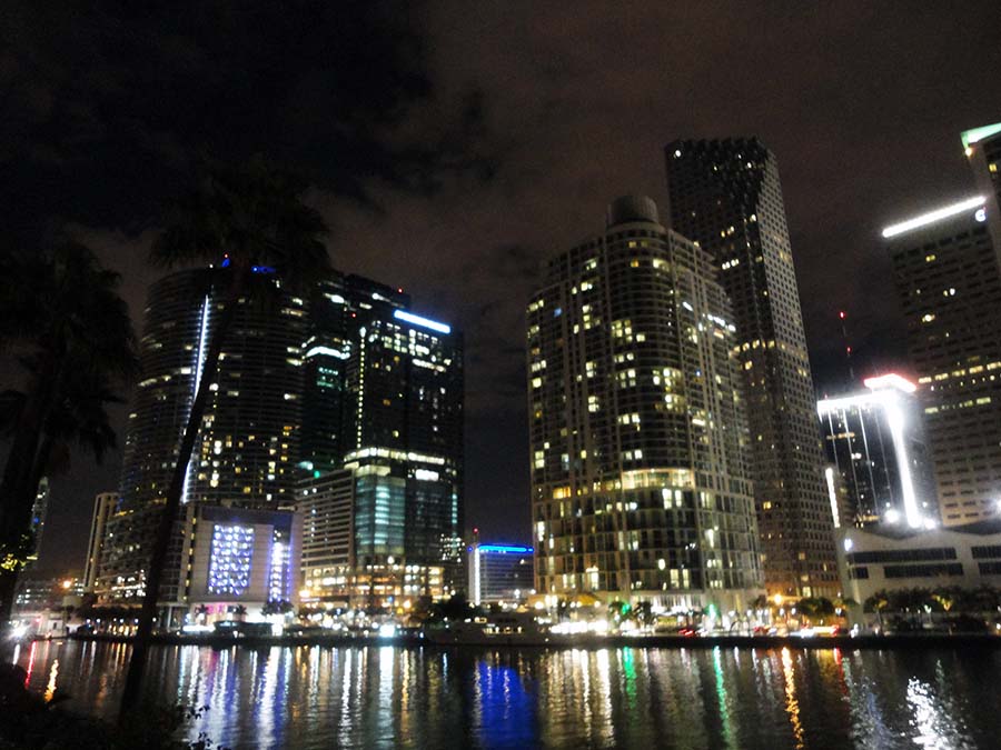 Rascacielos de Downtown Miami junto a Biscayne Bay