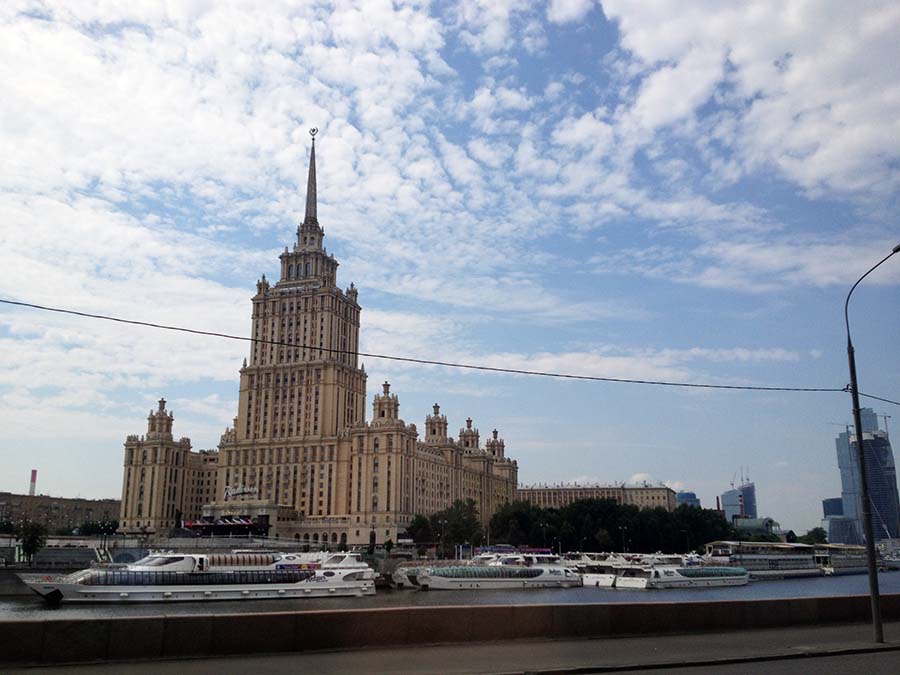 Edificio monumental junto al río Moscova