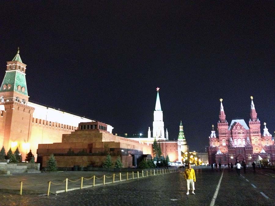 Kremlin y Plaza Roja de Moscú iluminados por la noche