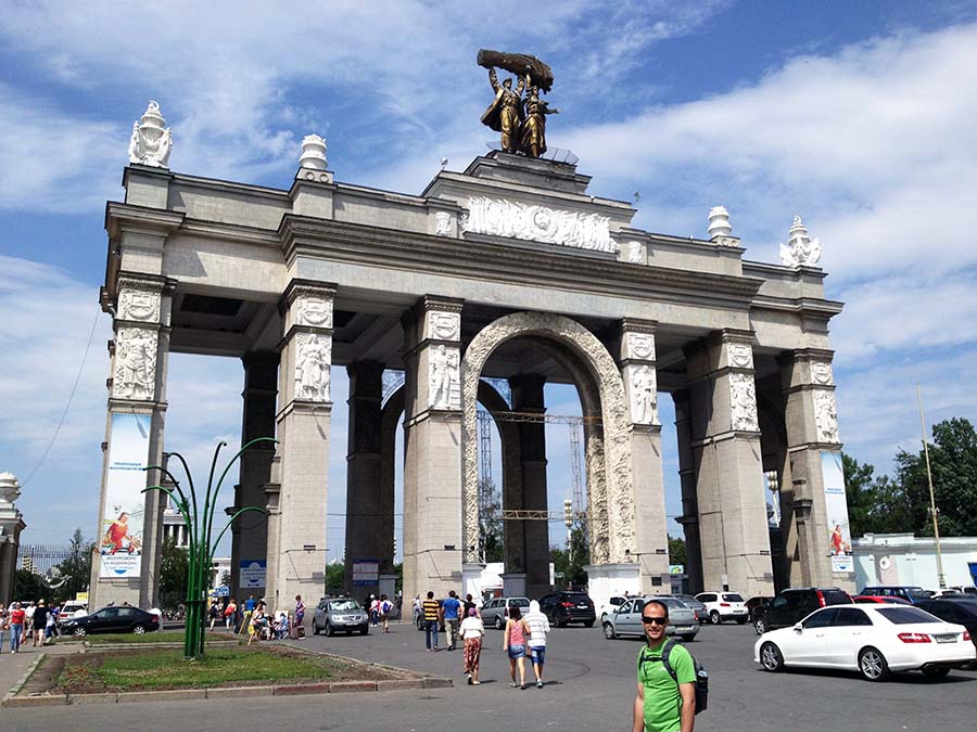 Entrada monumental al recinto VDNKh de Moscú