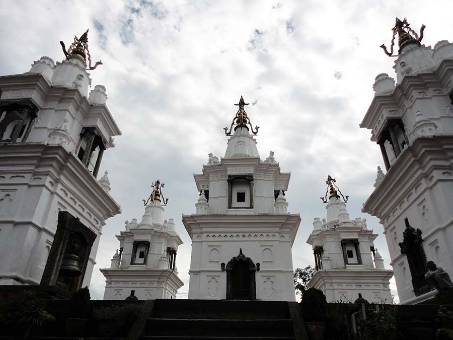 Templo blanco en el valle de Katmandú