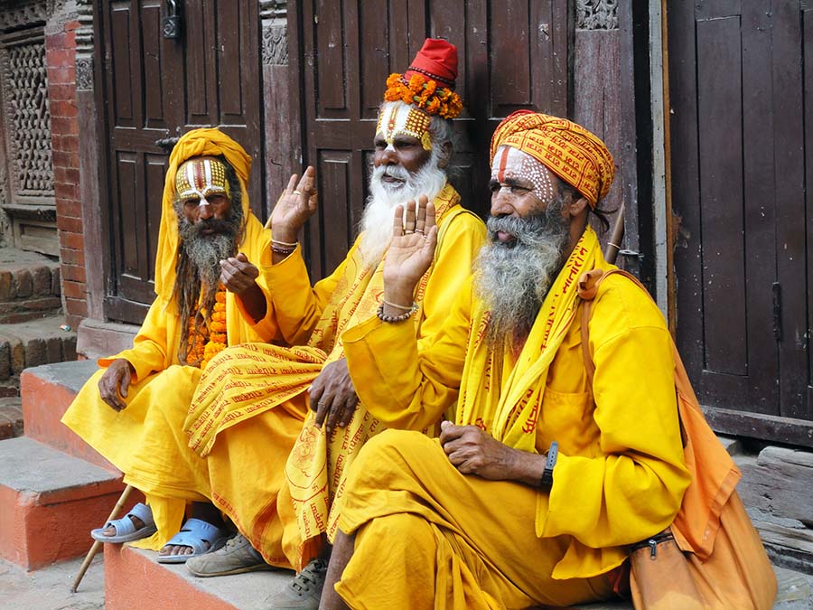 Sadhus con vestimentas tradicionales en Katmandú