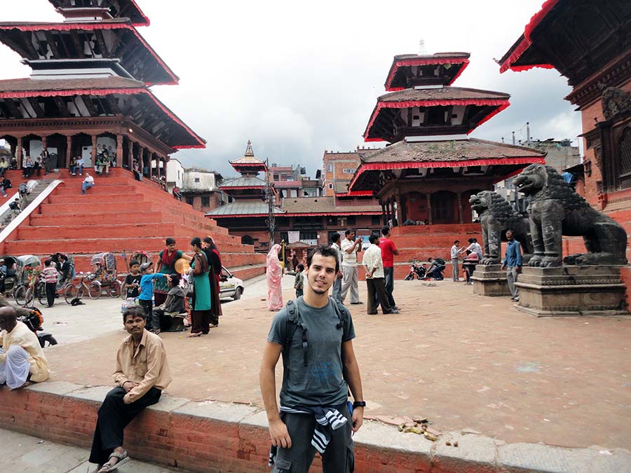 Julio en una plaza monumental del valle de Katmandú