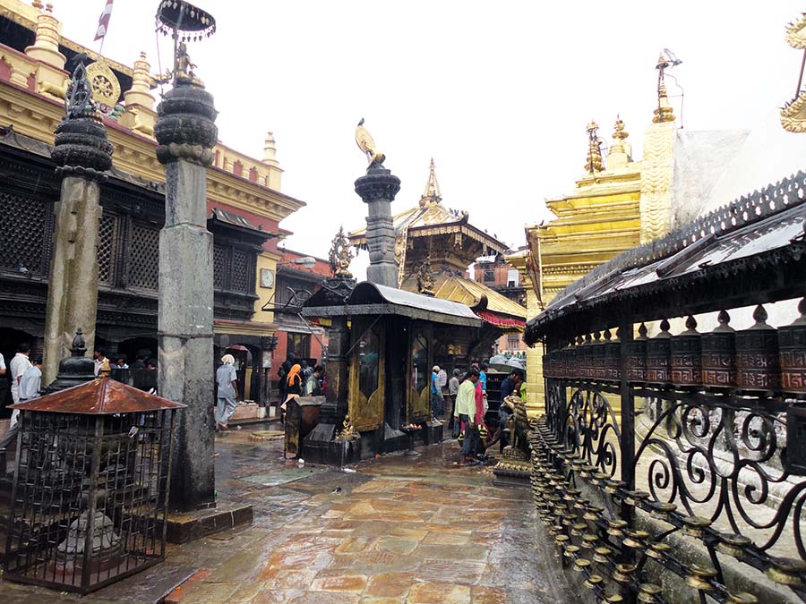 Templos y ruedas de oración en Nepal