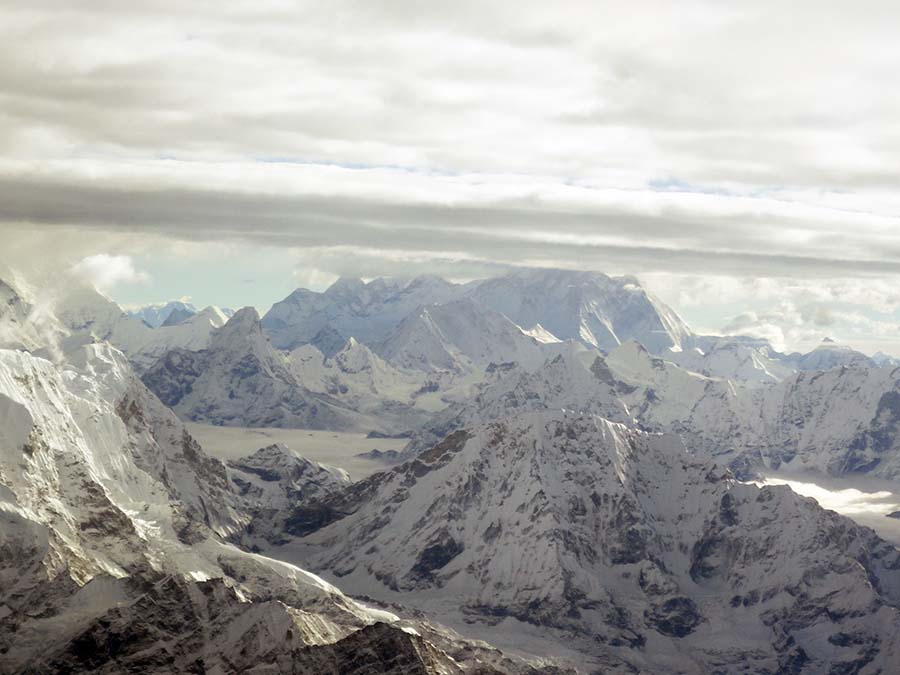 Grandes cumbres de los Himalayas en Nepal