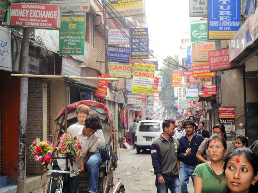 Calles comerciales y ambiente del barrio de Thamel