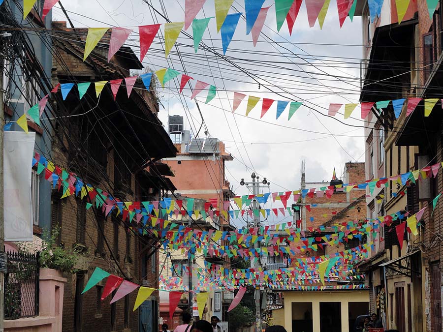 Calle decorada con banderas de oración en Katmandú
